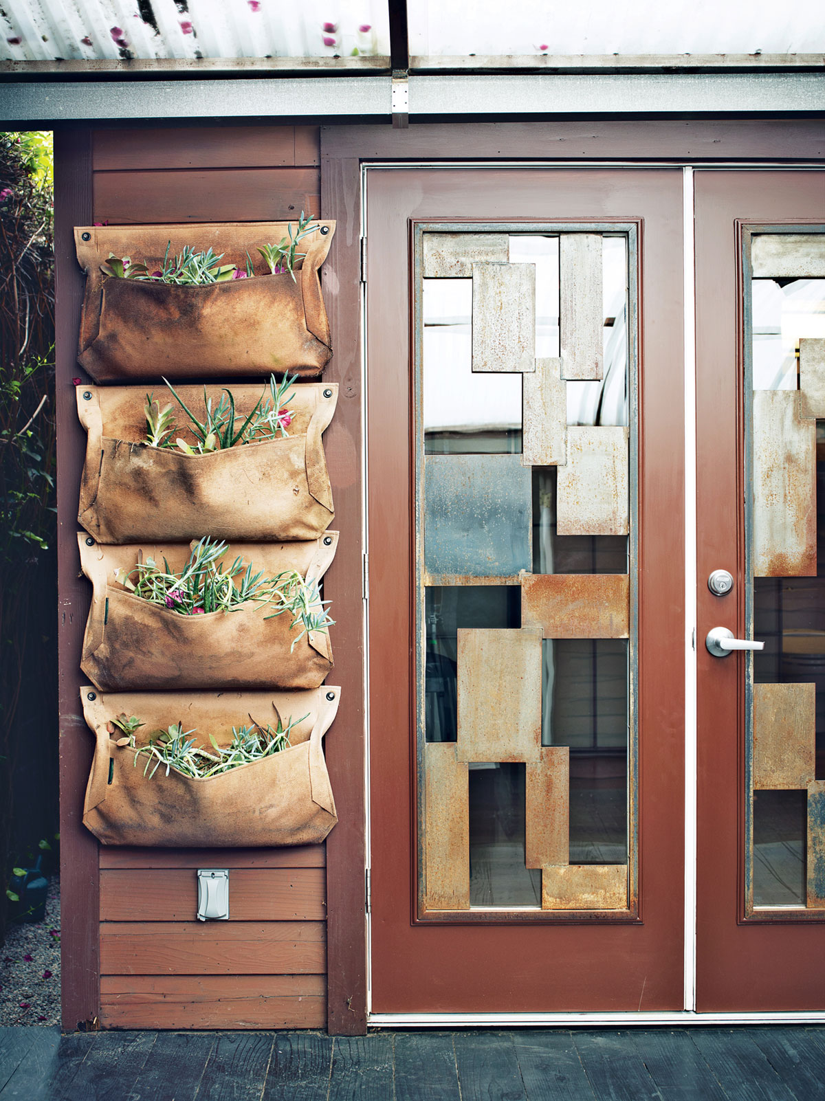 A Small Contemporary Loft with Cozy and Comfortable Atmosphere in Hollywood, California by Funn Roberts (10)