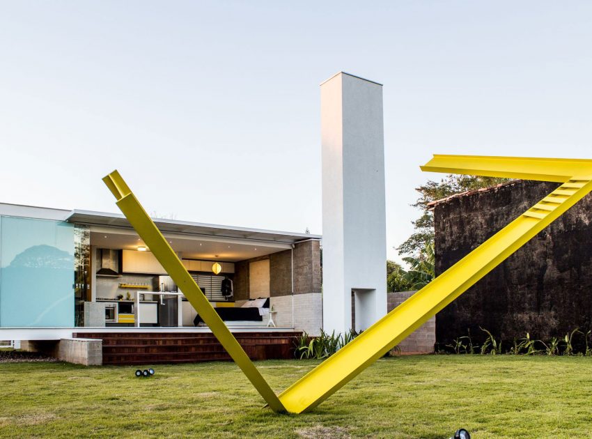 A Small Modern House From Glass, Concrete and Metal Structure in Campo Grande, Brazil by Alex Nogueira (1)