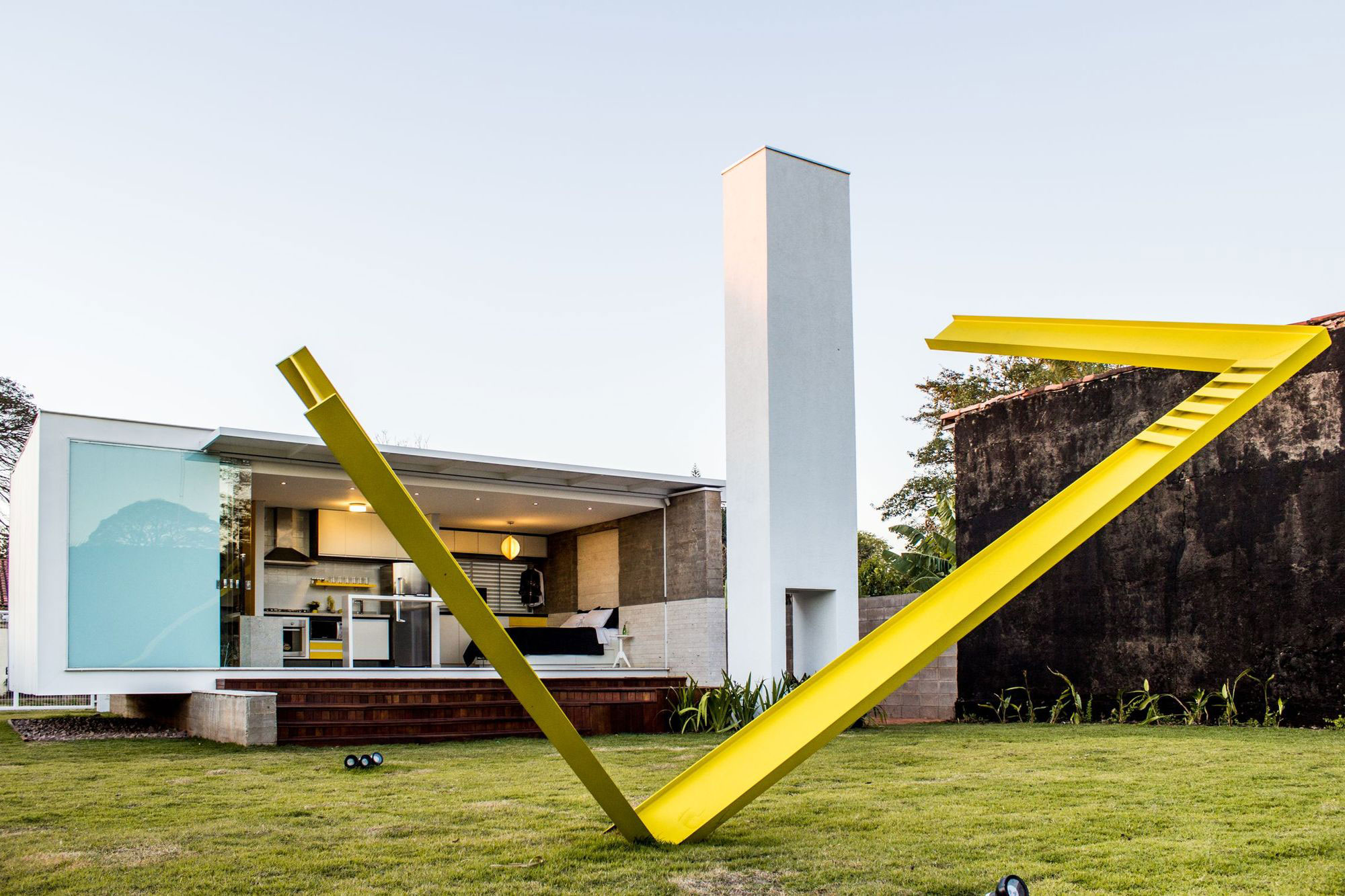 A Small Modern House From Glass, Concrete and Metal Structure in Campo Grande, Brazil by Alex Nogueira (1)