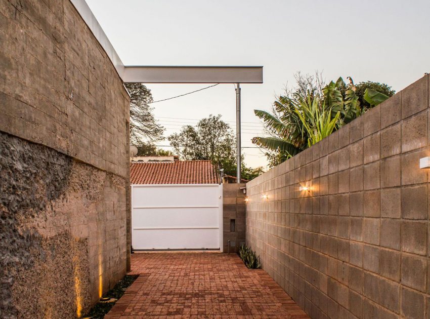 A Small Modern House From Glass, Concrete and Metal Structure in Campo Grande, Brazil by Alex Nogueira (10)