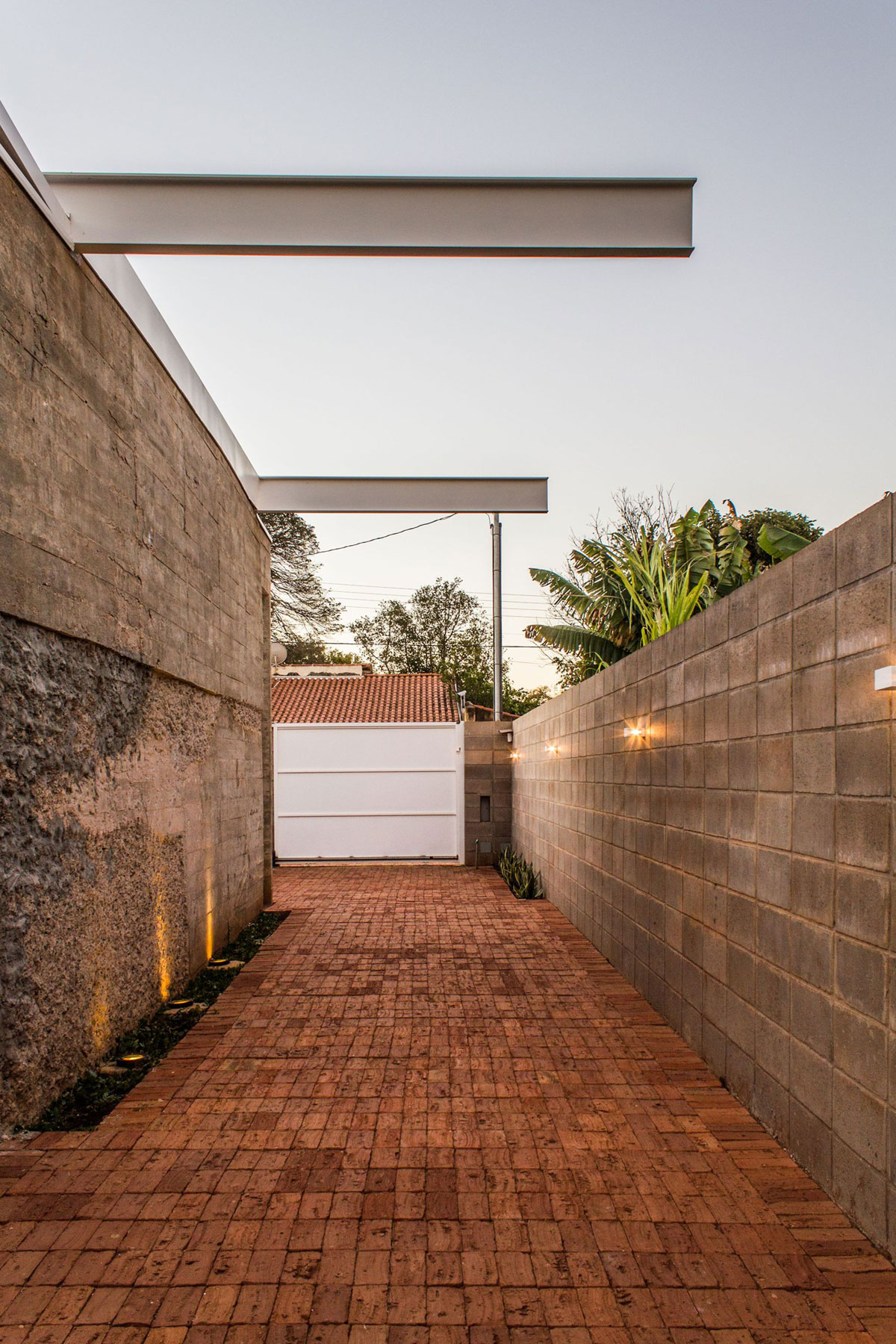 A Small Modern House From Glass, Concrete and Metal Structure in Campo Grande, Brazil by Alex Nogueira (10)