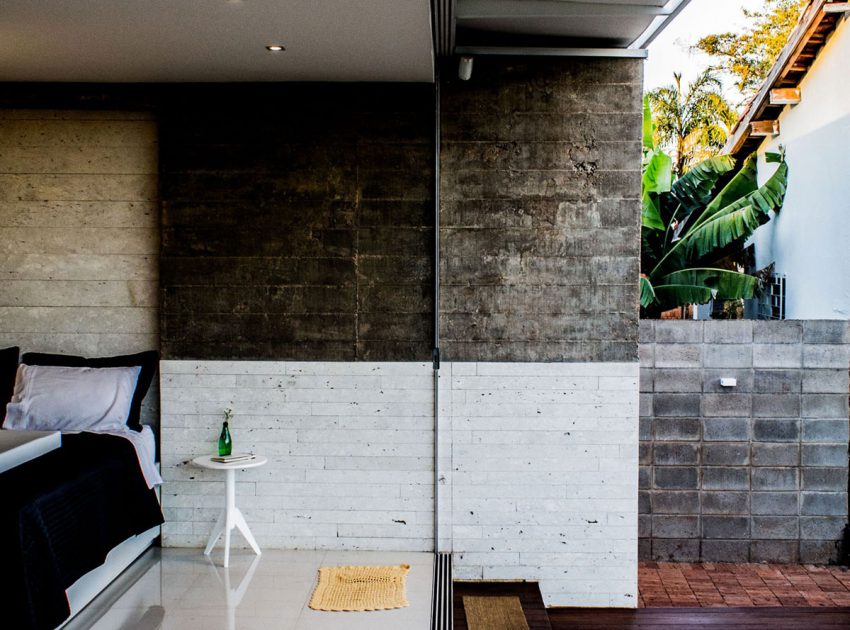 A Small Modern House From Glass, Concrete and Metal Structure in Campo Grande, Brazil by Alex Nogueira (11)