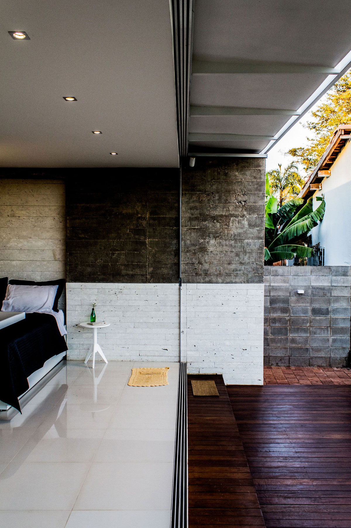 A Small Modern House From Glass, Concrete and Metal Structure in Campo Grande, Brazil by Alex Nogueira (11)