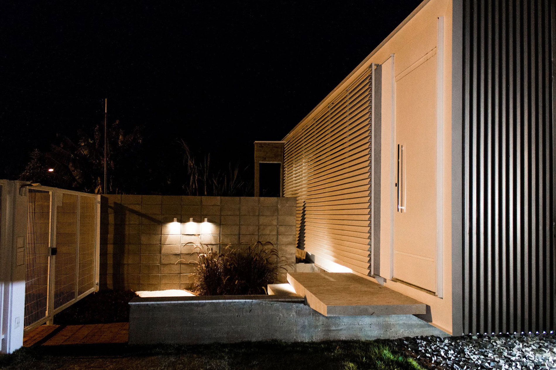 A Small Modern House From Glass, Concrete and Metal Structure in Campo Grande, Brazil by Alex Nogueira (16)