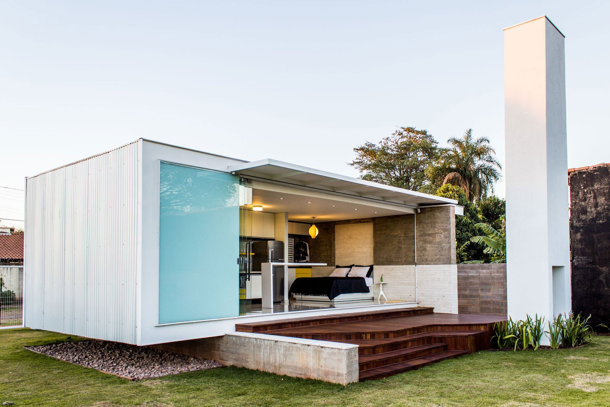 A Small Modern House From Glass, Concrete and Metal Structure in Campo Grande, Brazil by Alex Nogueira (2)