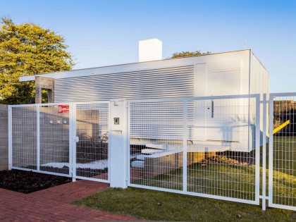 A Small Modern House From Glass, Concrete and Metal Structure in Campo Grande, Brazil by Alex Nogueira (4)