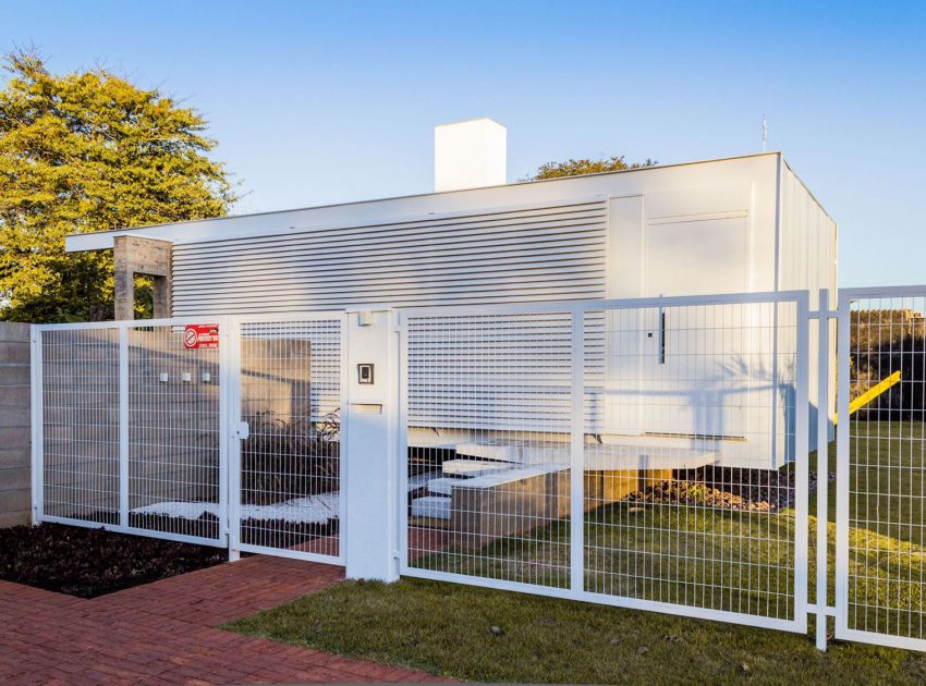 A Small Modern House From Glass, Concrete and Metal Structure in Campo Grande, Brazil by Alex Nogueira (4)