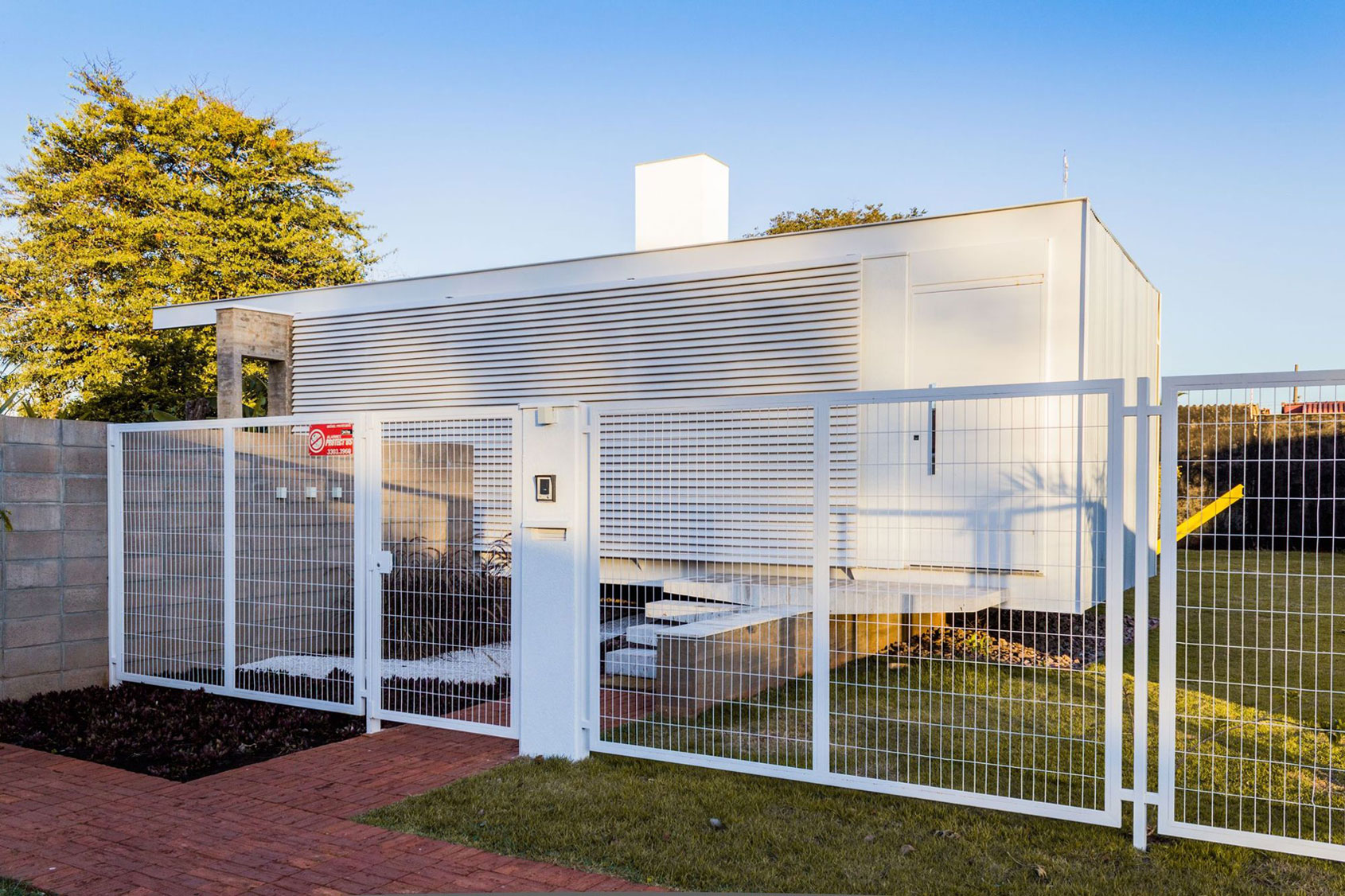 A Small Modern House From Glass, Concrete and Metal Structure in Campo Grande, Brazil by Alex Nogueira (4)