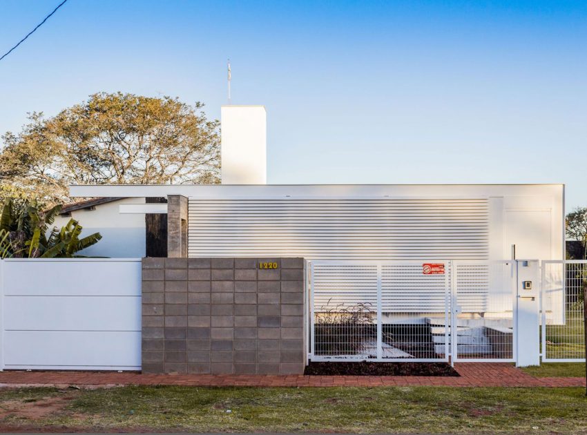 A Small Modern House From Glass, Concrete and Metal Structure in Campo Grande, Brazil by Alex Nogueira (5)