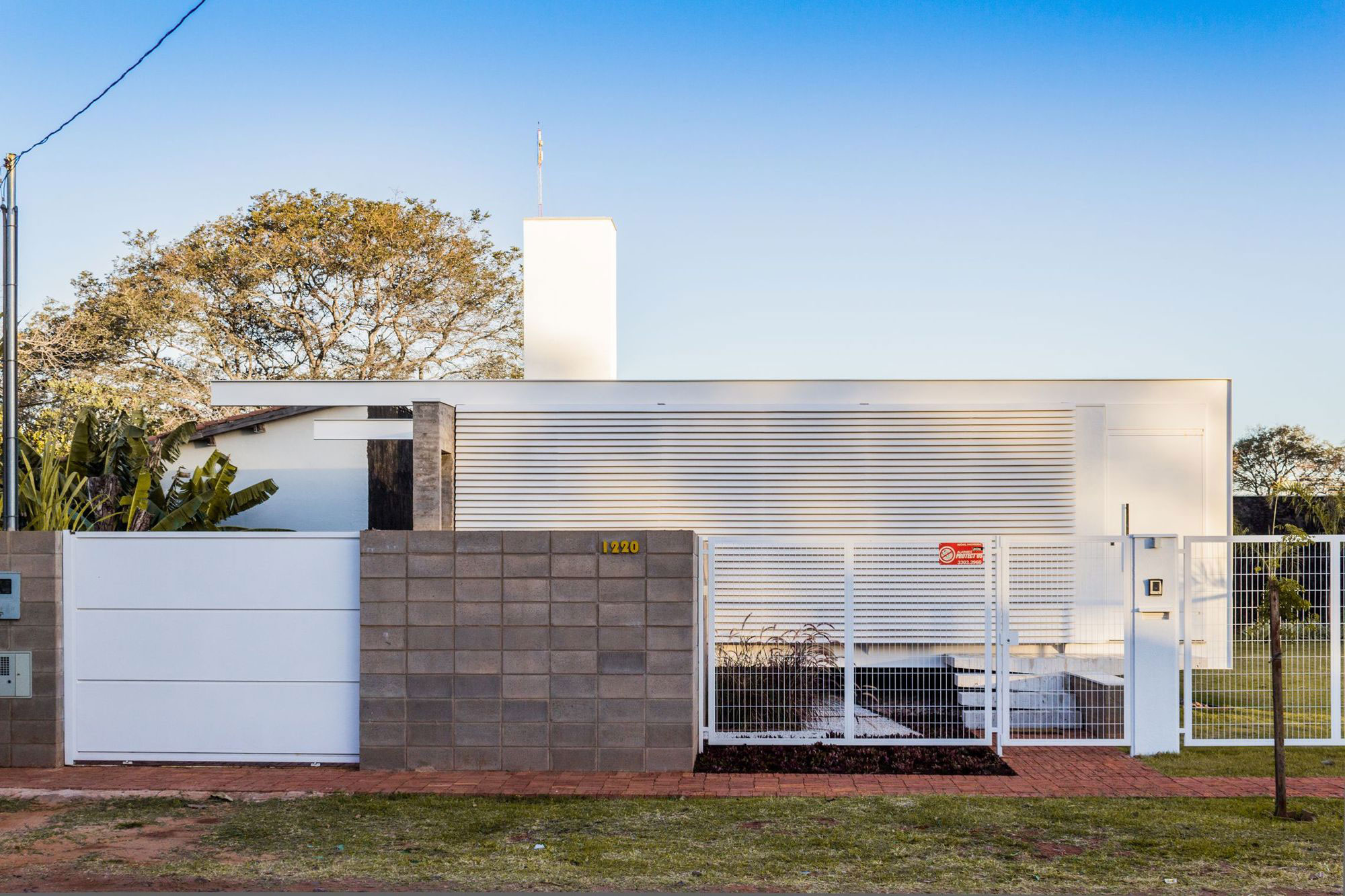 A Small Modern House From Glass, Concrete and Metal Structure in Campo Grande, Brazil by Alex Nogueira (5)