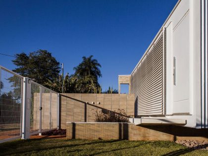 A Small Modern House From Glass, Concrete and Metal Structure in Campo Grande, Brazil by Alex Nogueira (6)