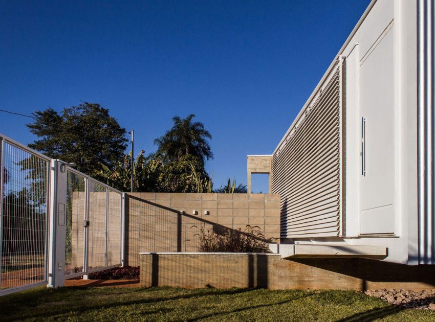 A Small Modern House From Glass, Concrete and Metal Structure in Campo Grande, Brazil by Alex Nogueira (6)