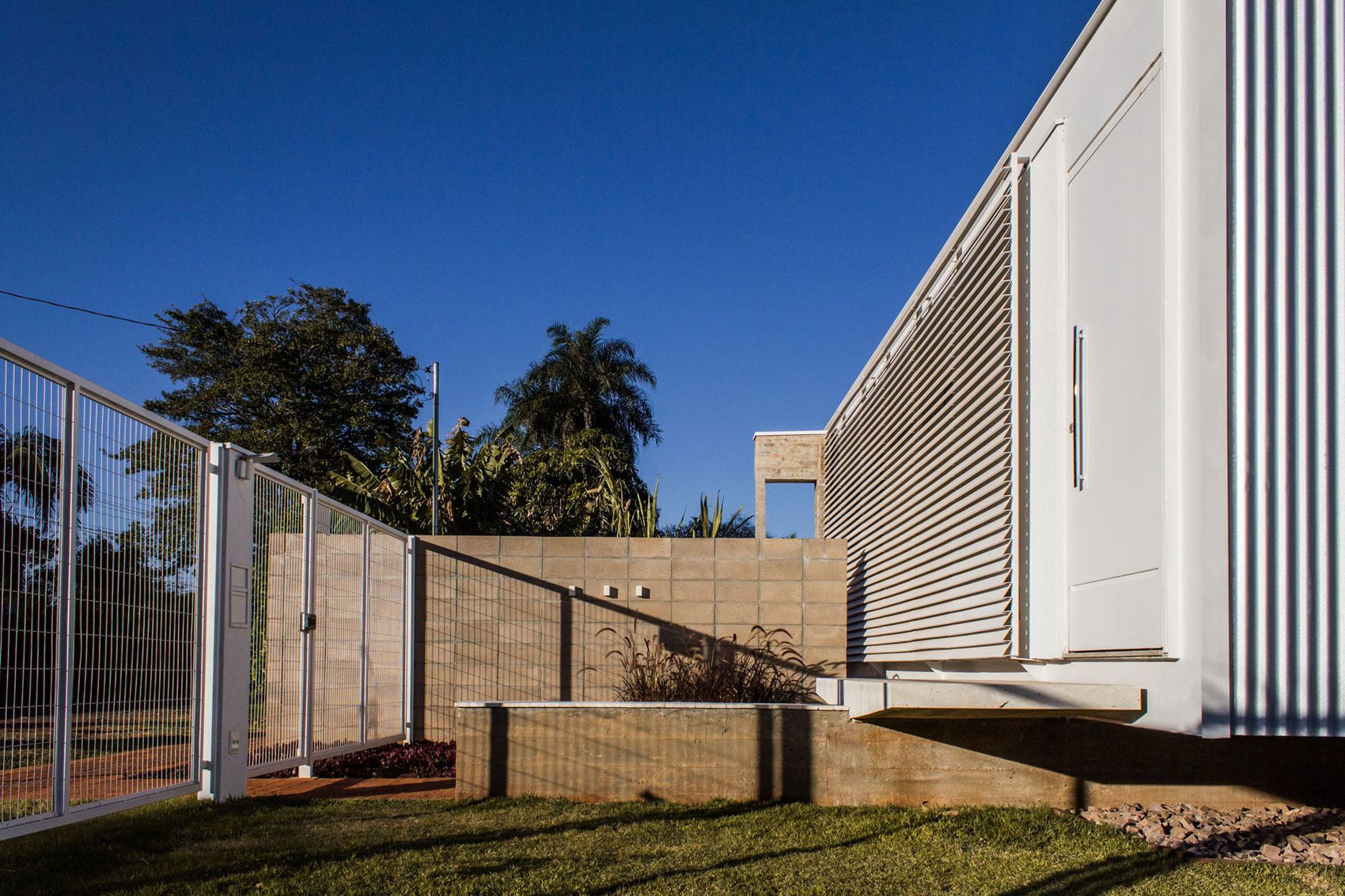A Small Modern House From Glass, Concrete and Metal Structure in Campo Grande, Brazil by Alex Nogueira (6)