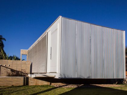 A Small Modern House From Glass, Concrete and Metal Structure in Campo Grande, Brazil by Alex Nogueira (7)