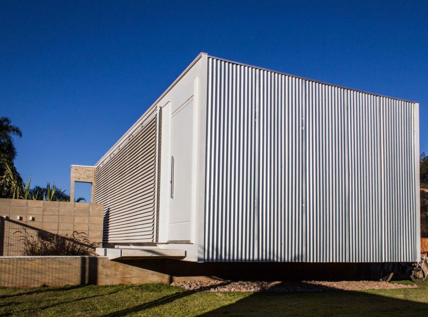 A Small Modern House From Glass, Concrete and Metal Structure in Campo Grande, Brazil by Alex Nogueira (7)