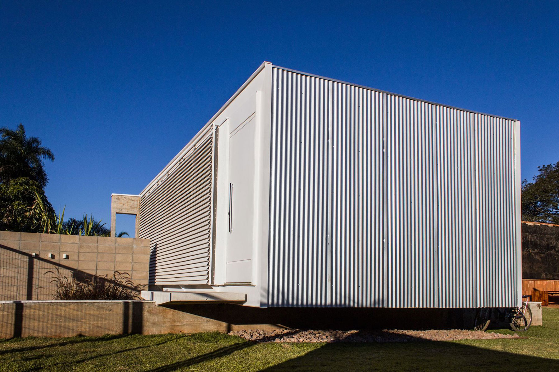 A Small Modern House From Glass, Concrete and Metal Structure in Campo Grande, Brazil by Alex Nogueira (7)