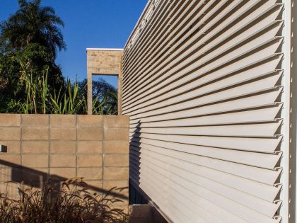 A Small Modern House From Glass, Concrete and Metal Structure in Campo Grande, Brazil by Alex Nogueira (8)