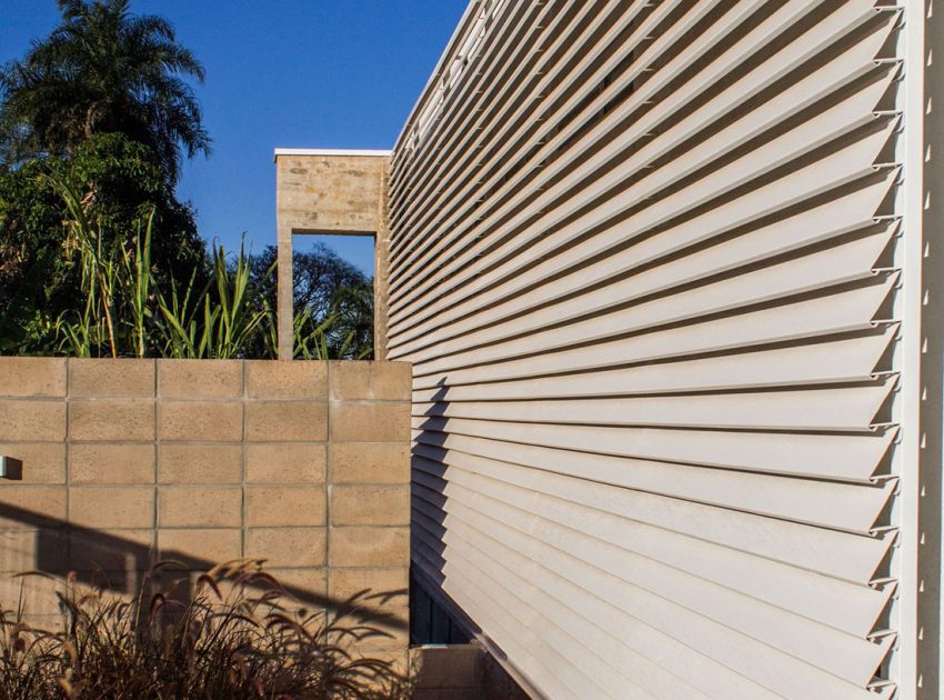 A Small Modern House From Glass, Concrete and Metal Structure in Campo Grande, Brazil by Alex Nogueira (8)