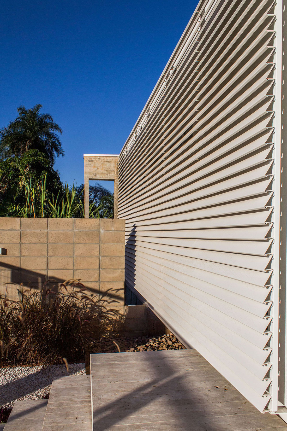 A Small Modern House From Glass, Concrete and Metal Structure in Campo Grande, Brazil by Alex Nogueira (8)