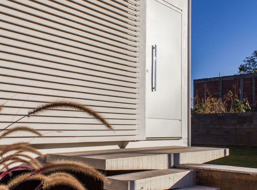 A Small Modern House From Glass, Concrete and Metal Structure in Campo Grande, Brazil by Alex Nogueira (9)