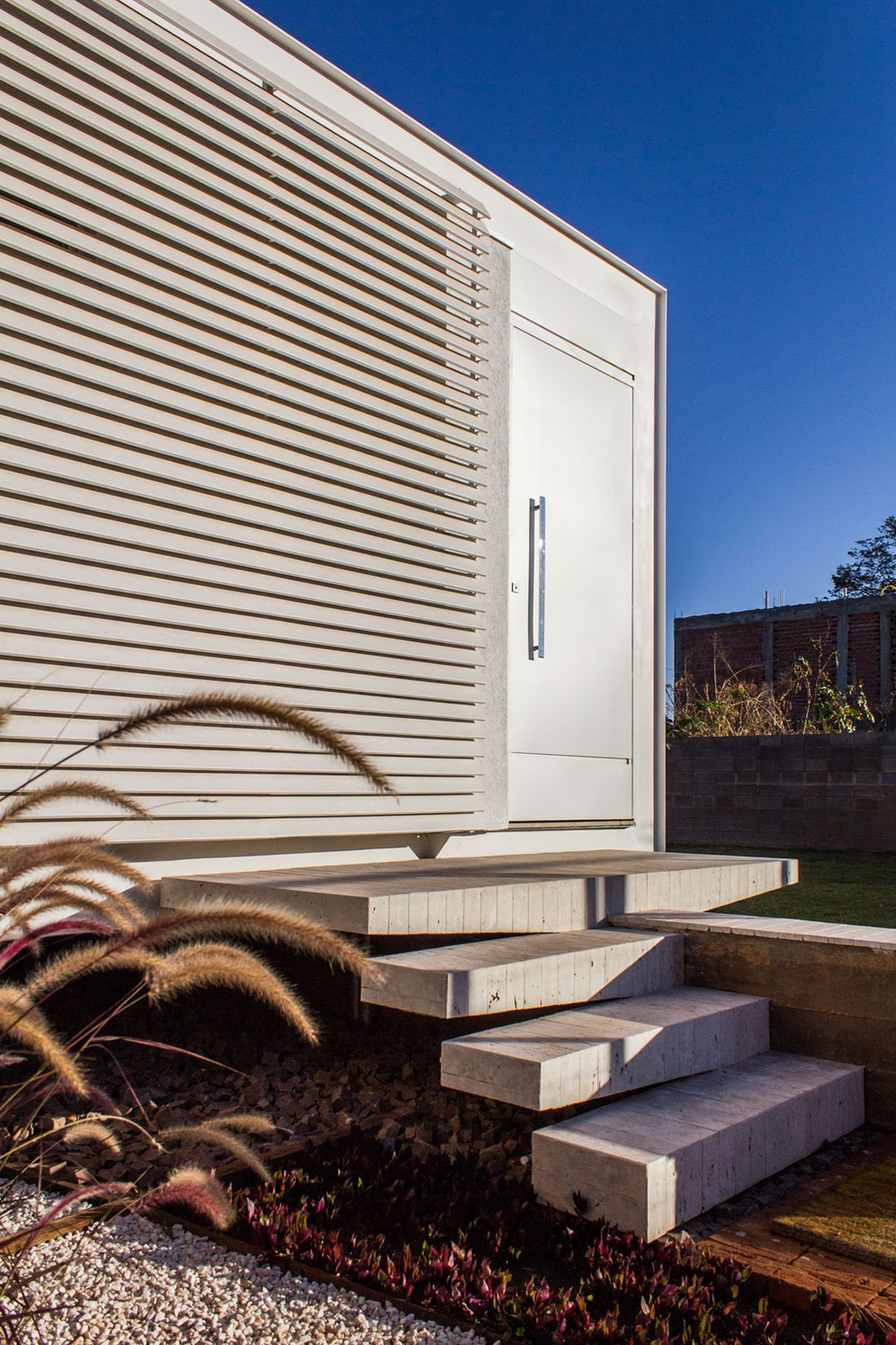 A Small Modern House From Glass, Concrete and Metal Structure in Campo Grande, Brazil by Alex Nogueira (9)
