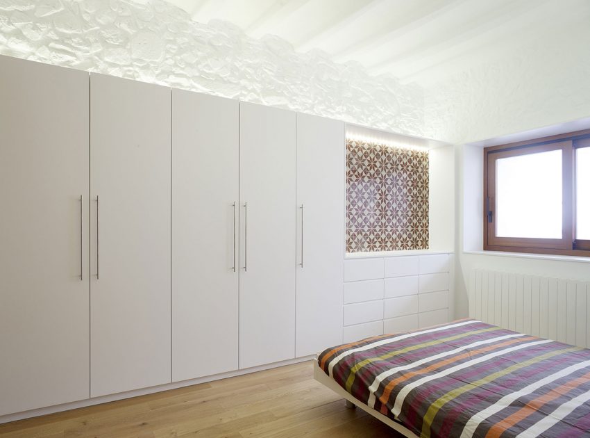 A Small Modern House with Sophisticated Industrial Style in Girona by Cubus (10)