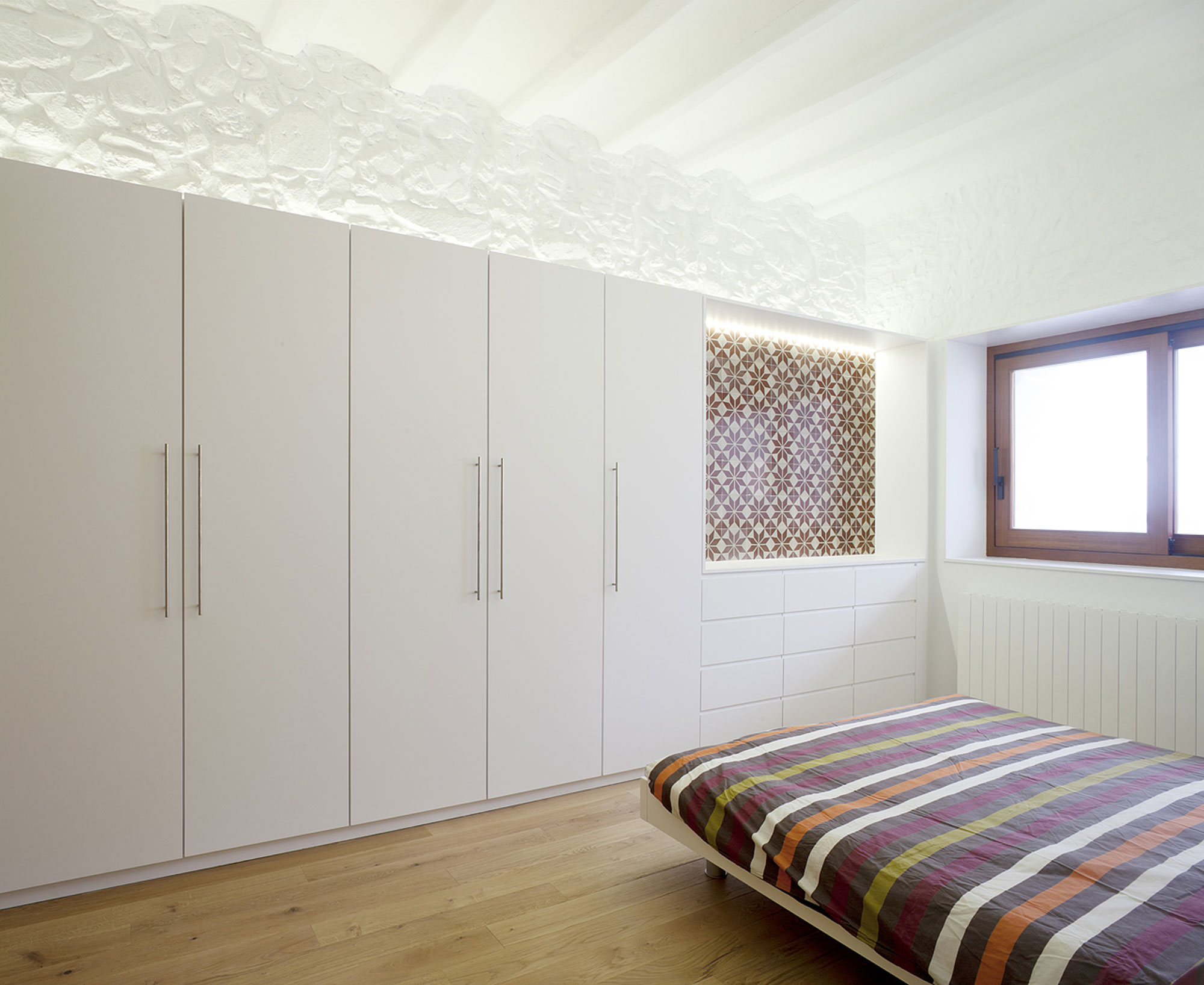 A Small Modern House with Sophisticated Industrial Style in Girona by Cubus (10)