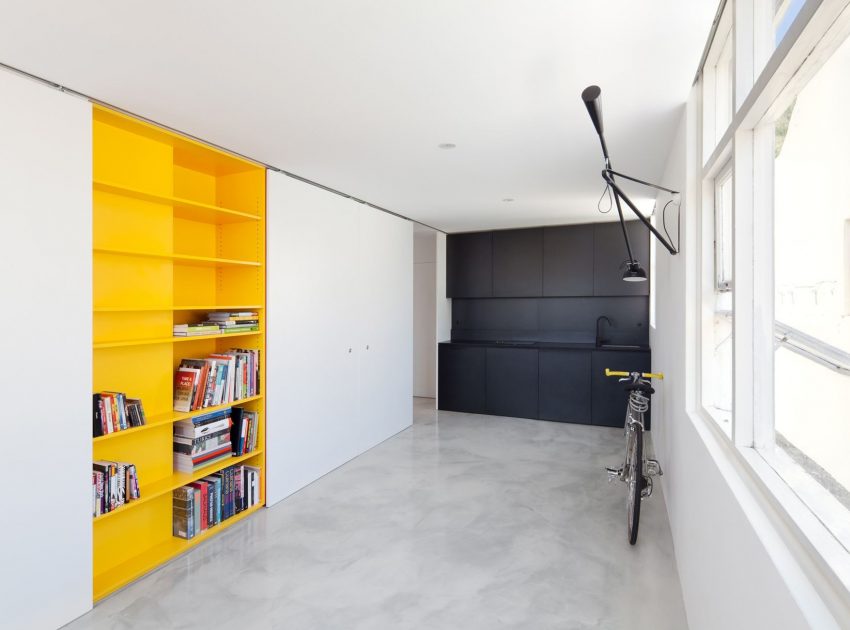A Small and Beautiful Studio Apartment for One Person Families in Woolloomooloo by Nicholas Gurney (2)