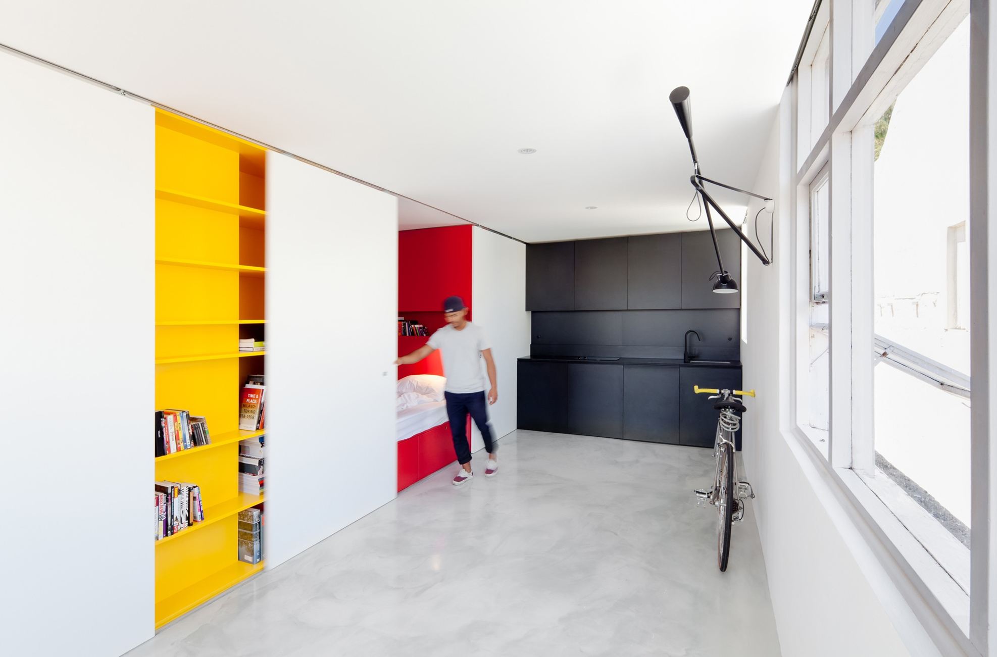 A Small and Beautiful Studio Apartment for One Person Families in Woolloomooloo by Nicholas Gurney (3)