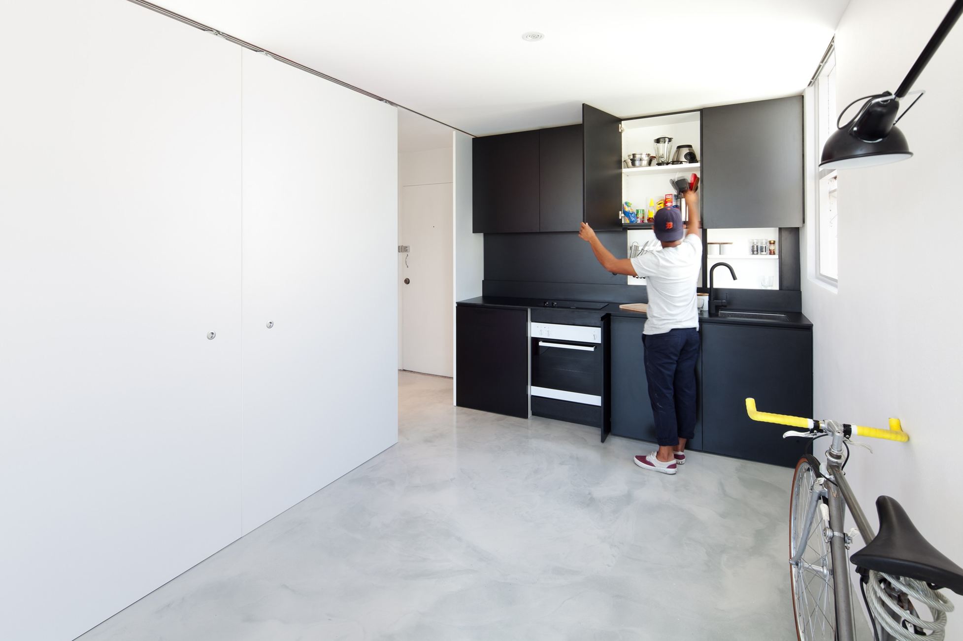 A Small and Beautiful Studio Apartment for One Person Families in Woolloomooloo by Nicholas Gurney (4)