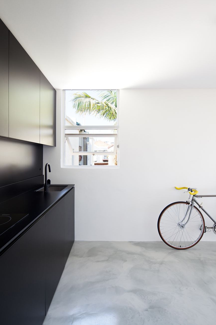 A Small and Beautiful Studio Apartment for One Person Families in Woolloomooloo by Nicholas Gurney (5)