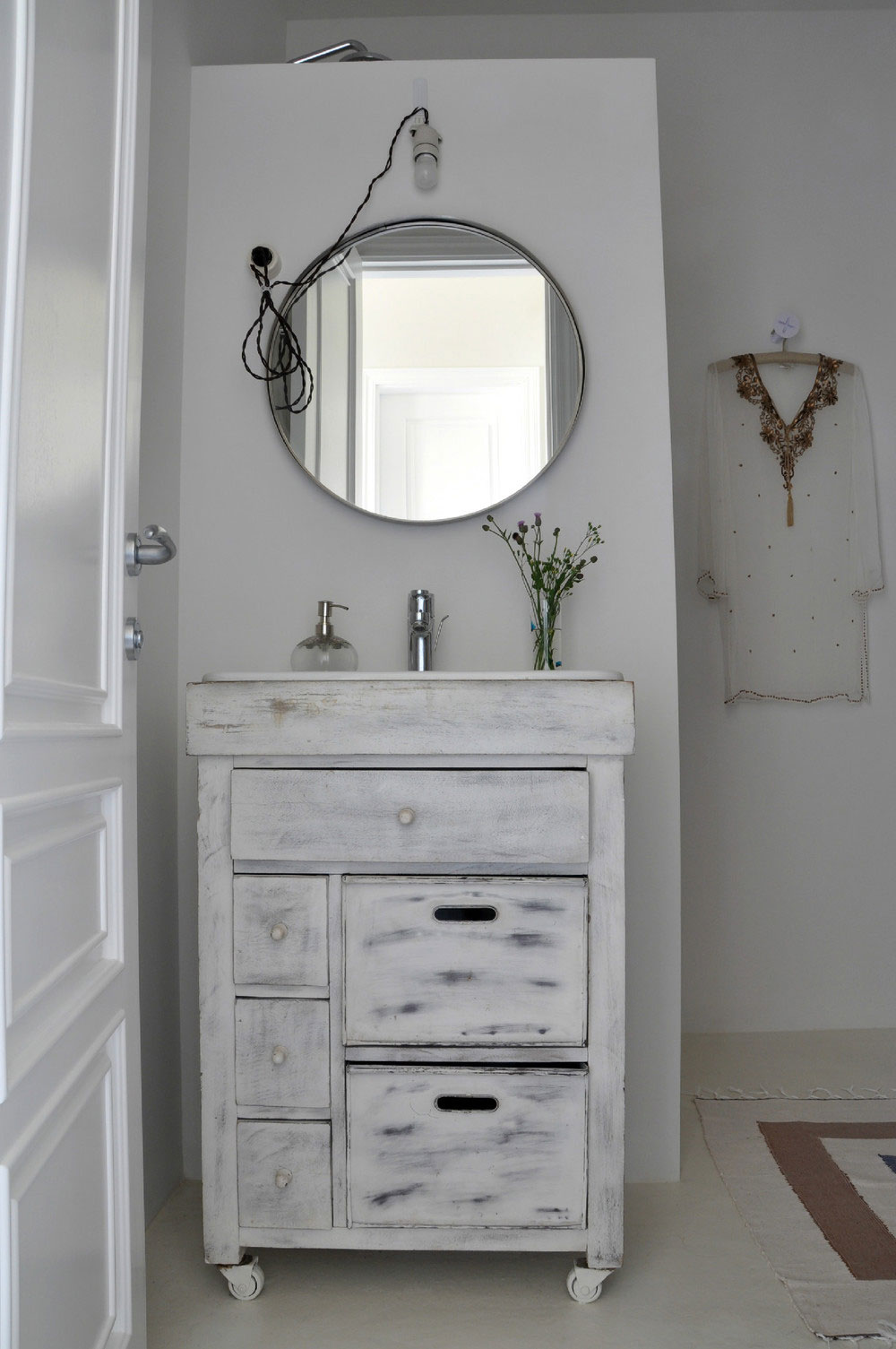A Small and Chic Artsy Apartment Full of Charm and Personality in Moscow by Anna Herman (14)