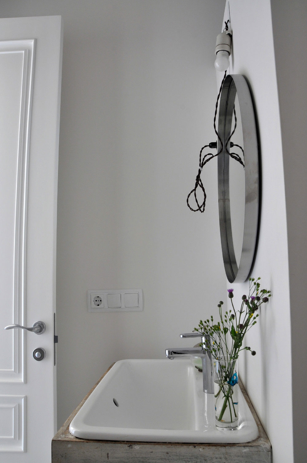 A Small and Chic Artsy Apartment Full of Charm and Personality in Moscow by Anna Herman (15)