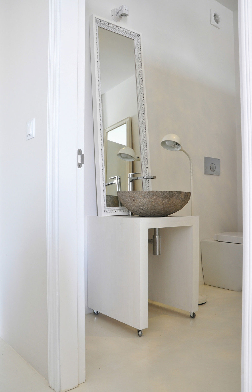 A Small and Chic Artsy Apartment Full of Charm and Personality in Moscow by Anna Herman (19)