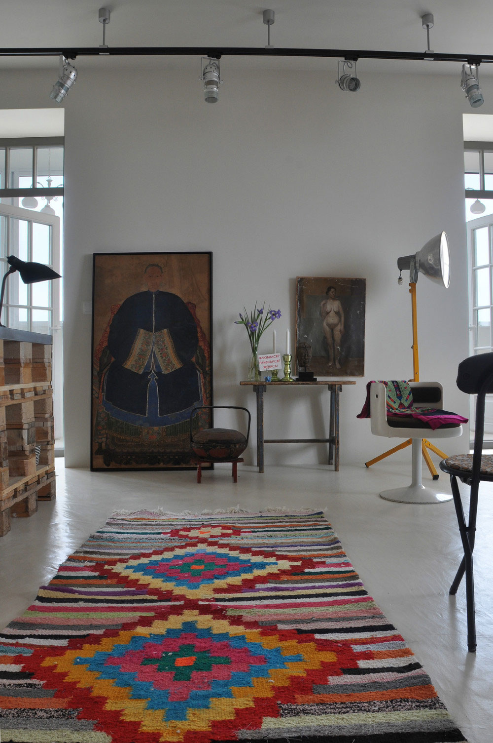A Small and Chic Artsy Apartment Full of Charm and Personality in Moscow by Anna Herman (4)