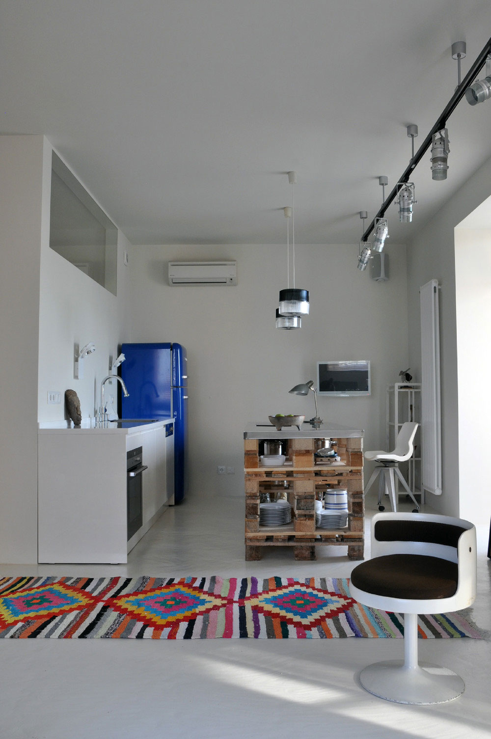A Small and Chic Artsy Apartment Full of Charm and Personality in Moscow by Anna Herman (6)
