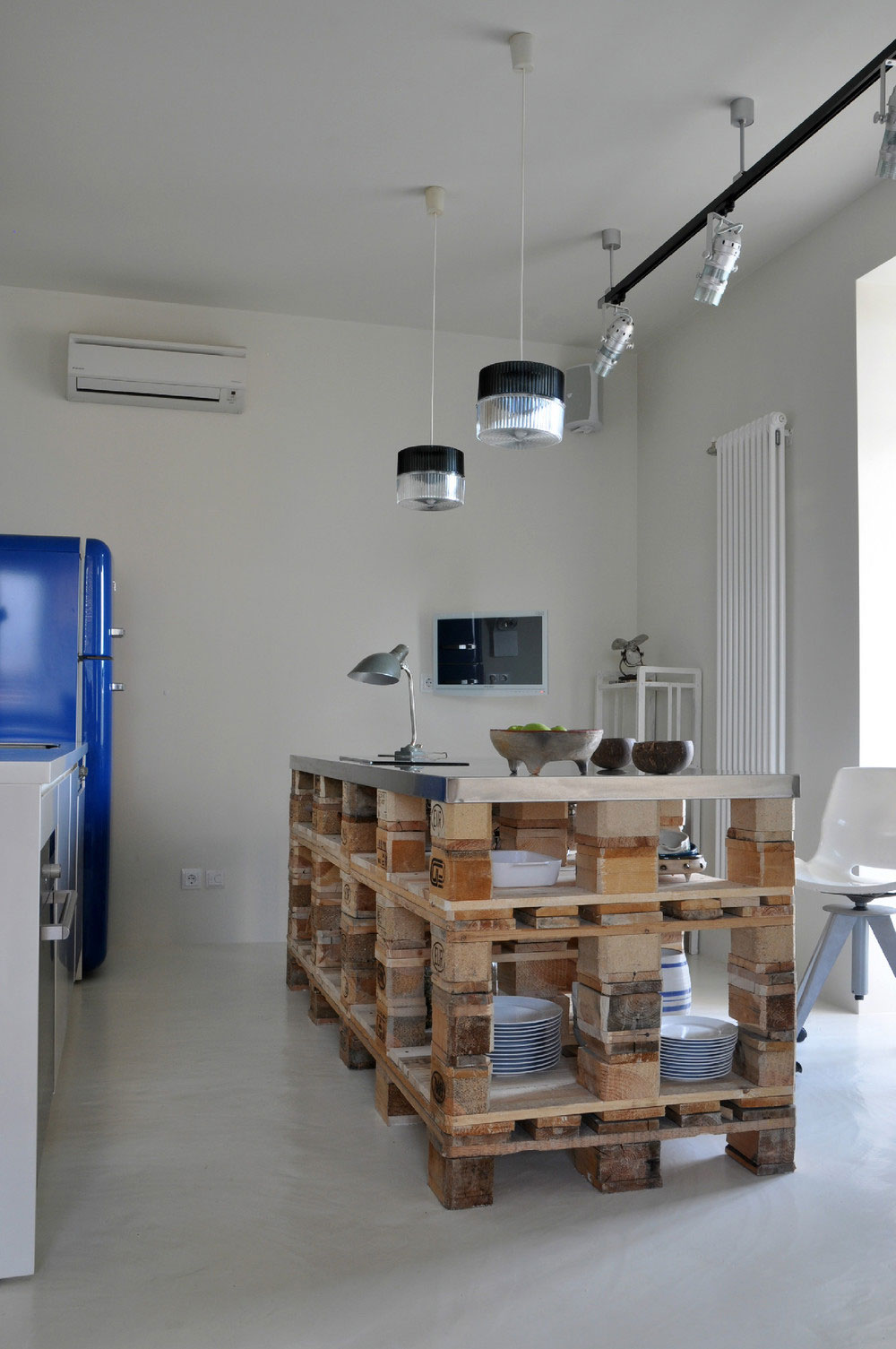 A Small and Chic Artsy Apartment Full of Charm and Personality in Moscow by Anna Herman (7)