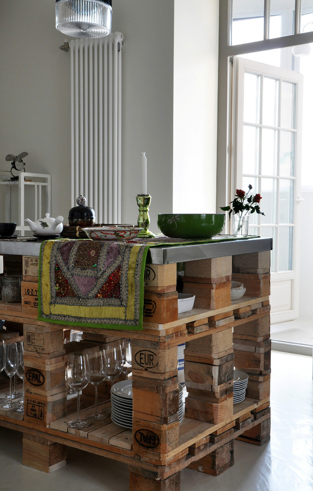 A Small and Chic Artsy Apartment Full of Charm and Personality in Moscow by Anna Herman (8)