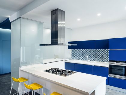 A Small and Sophisticated Apartment with Prismatic Blue Tones in Rome by Brain Factory – Architecture & Design (3)