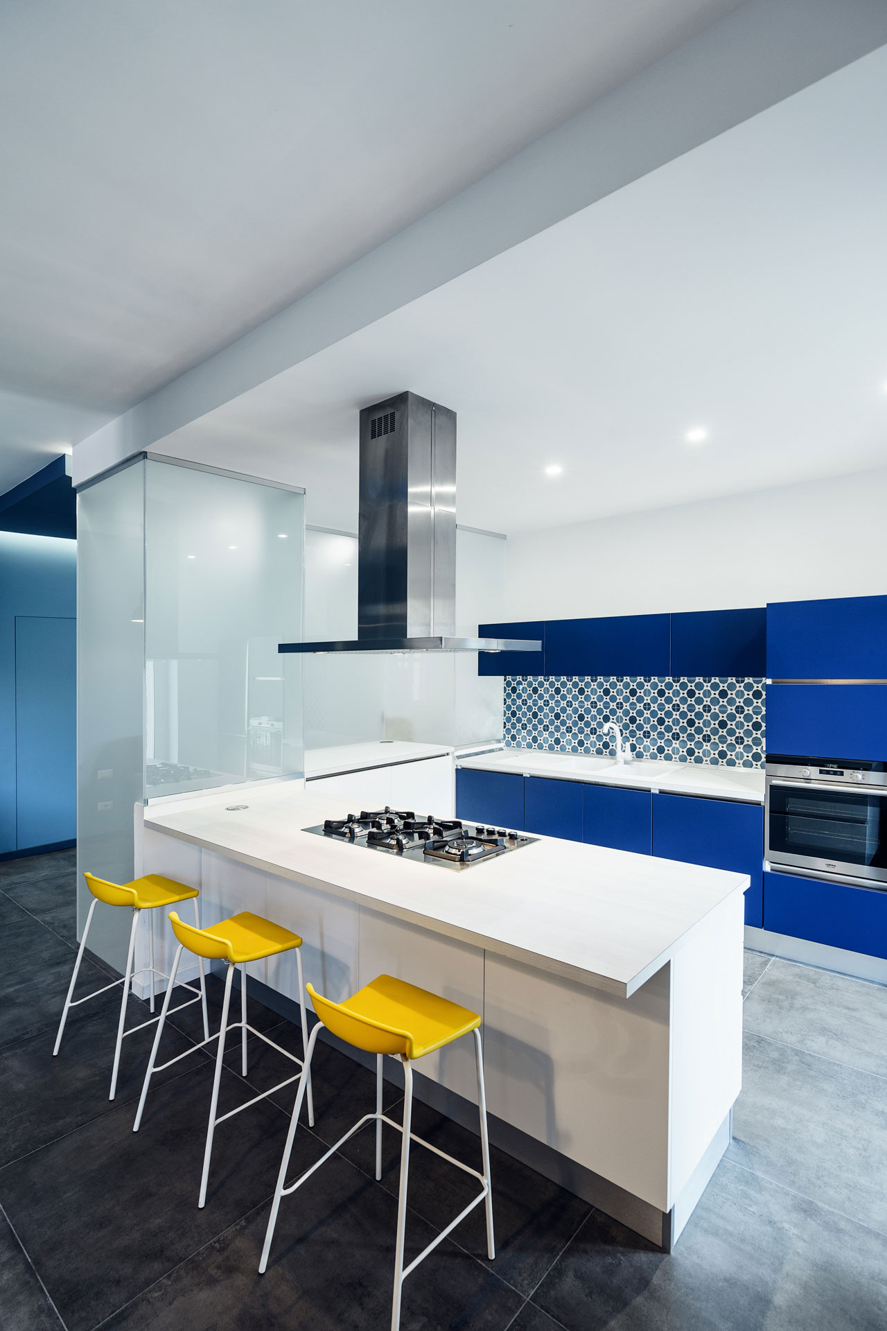 A Small and Sophisticated Apartment with Prismatic Blue Tones in Rome by Brain Factory – Architecture & Design (3)