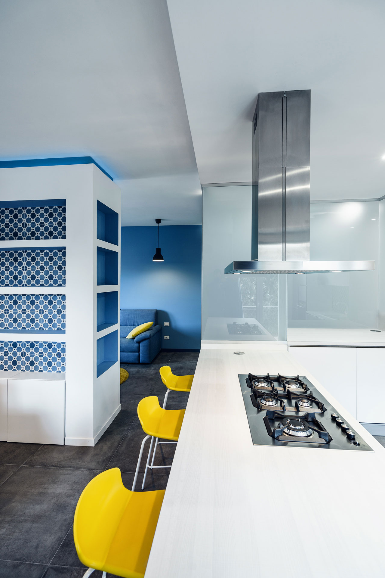 A Small and Sophisticated Apartment with Prismatic Blue Tones in Rome by Brain Factory – Architecture & Design (4)