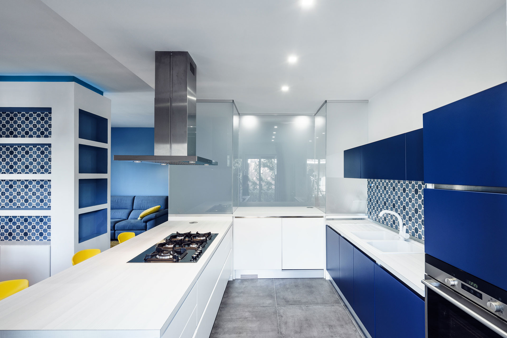 A Small and Sophisticated Apartment with Prismatic Blue Tones in Rome by Brain Factory – Architecture & Design (5)