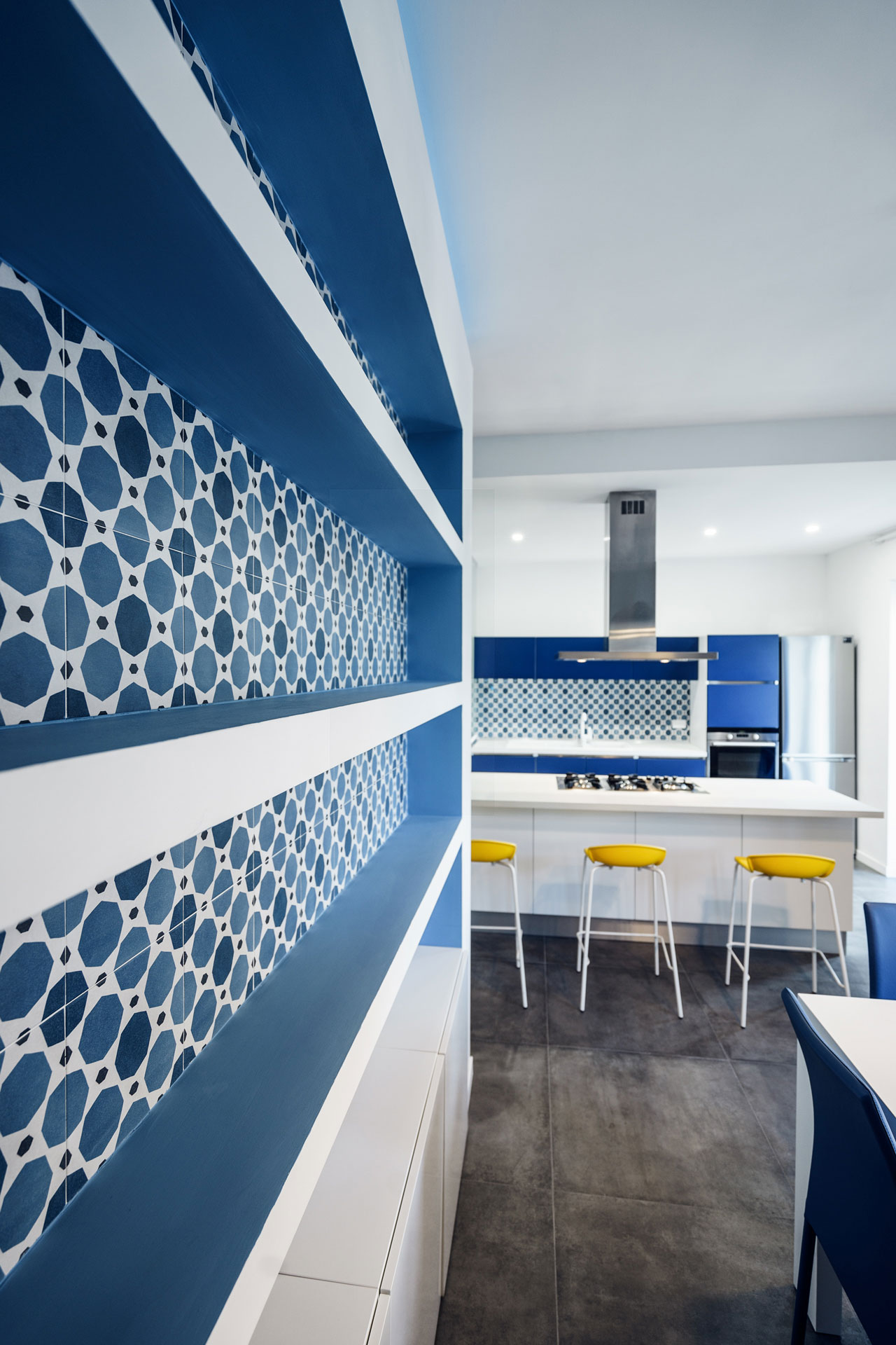 A Small and Sophisticated Apartment with Prismatic Blue Tones in Rome by Brain Factory – Architecture & Design (7)