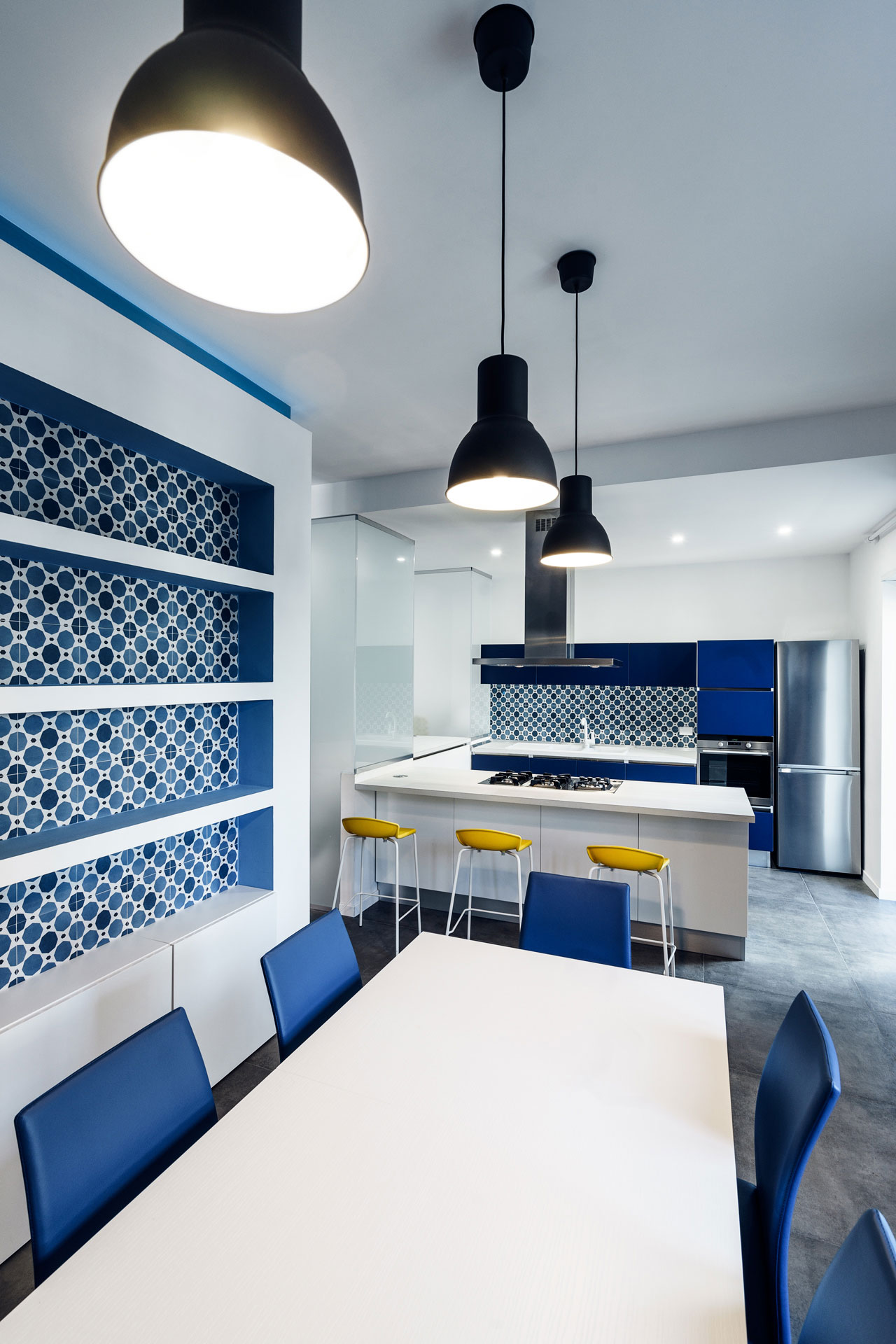 A Small and Sophisticated Apartment with Prismatic Blue Tones in Rome by Brain Factory – Architecture & Design (8)