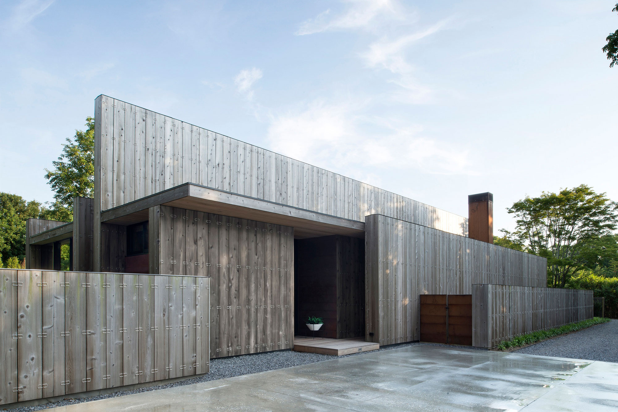 A Smart and Stylish Family Home with Series of Parallel Walls in Amagansett by Bates Masi Architects (1)
