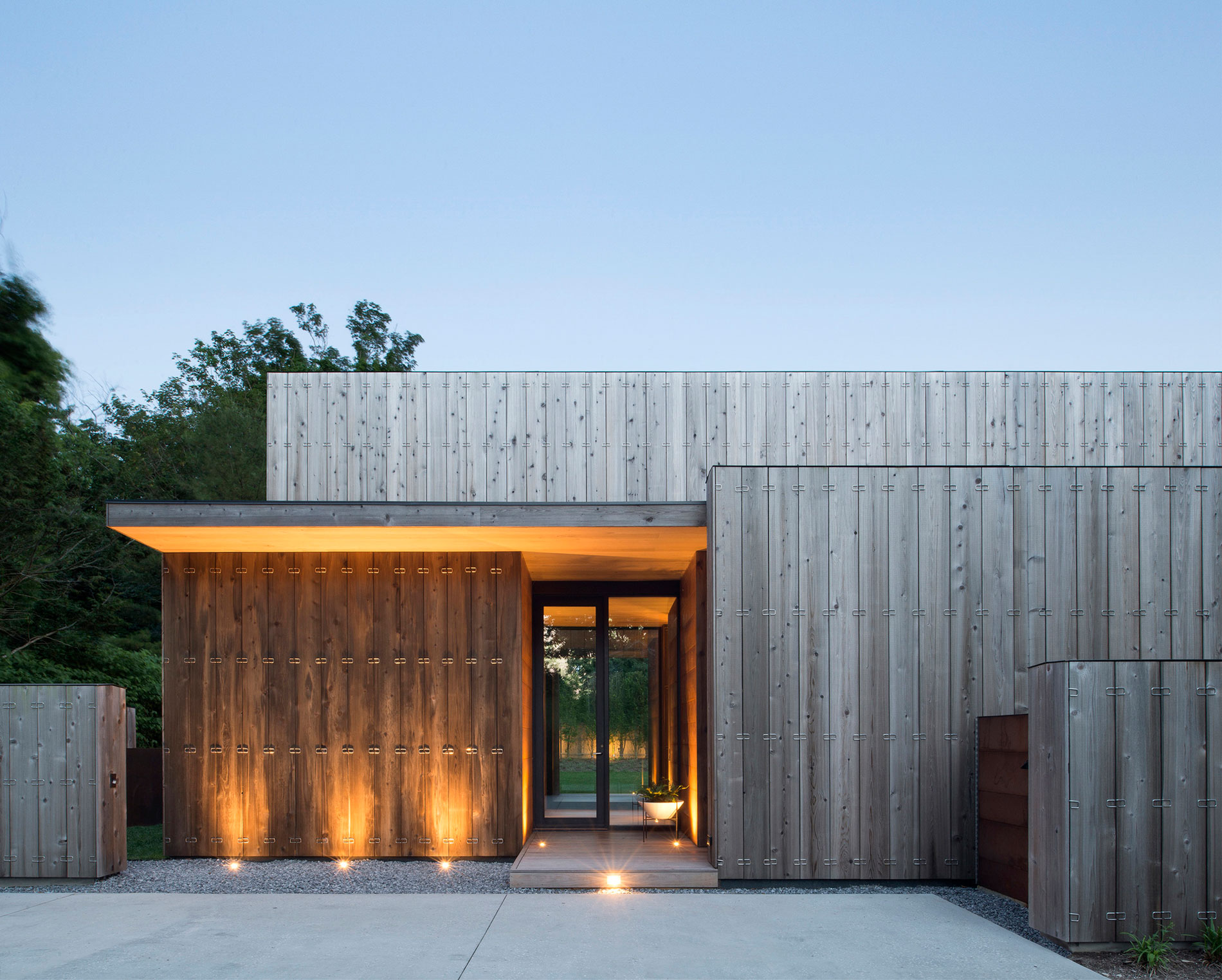A Smart and Stylish Family Home with Series of Parallel Walls in Amagansett by Bates Masi Architects (10)