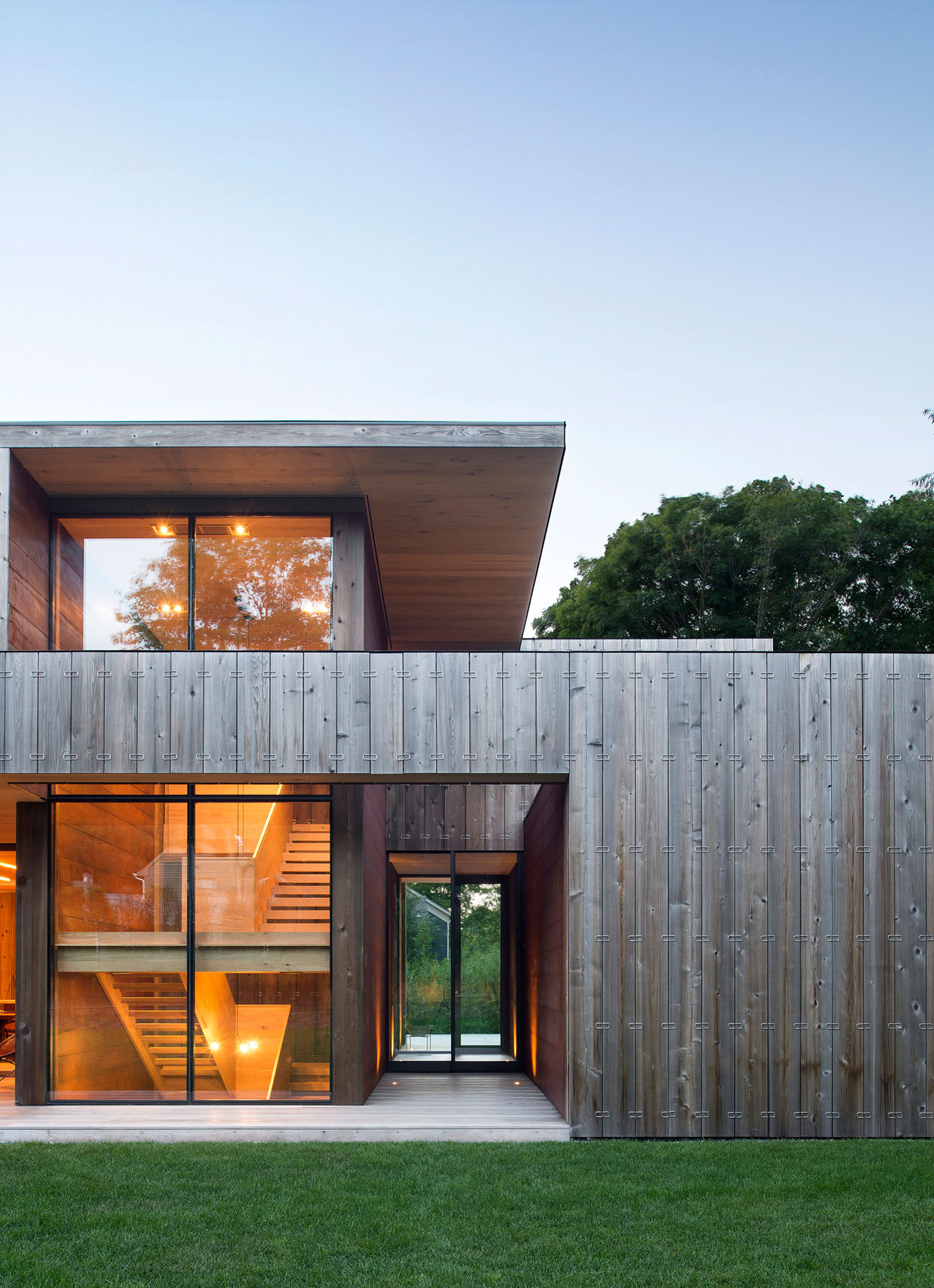A Smart and Stylish Family Home with Series of Parallel Walls in Amagansett by Bates Masi Architects (11)