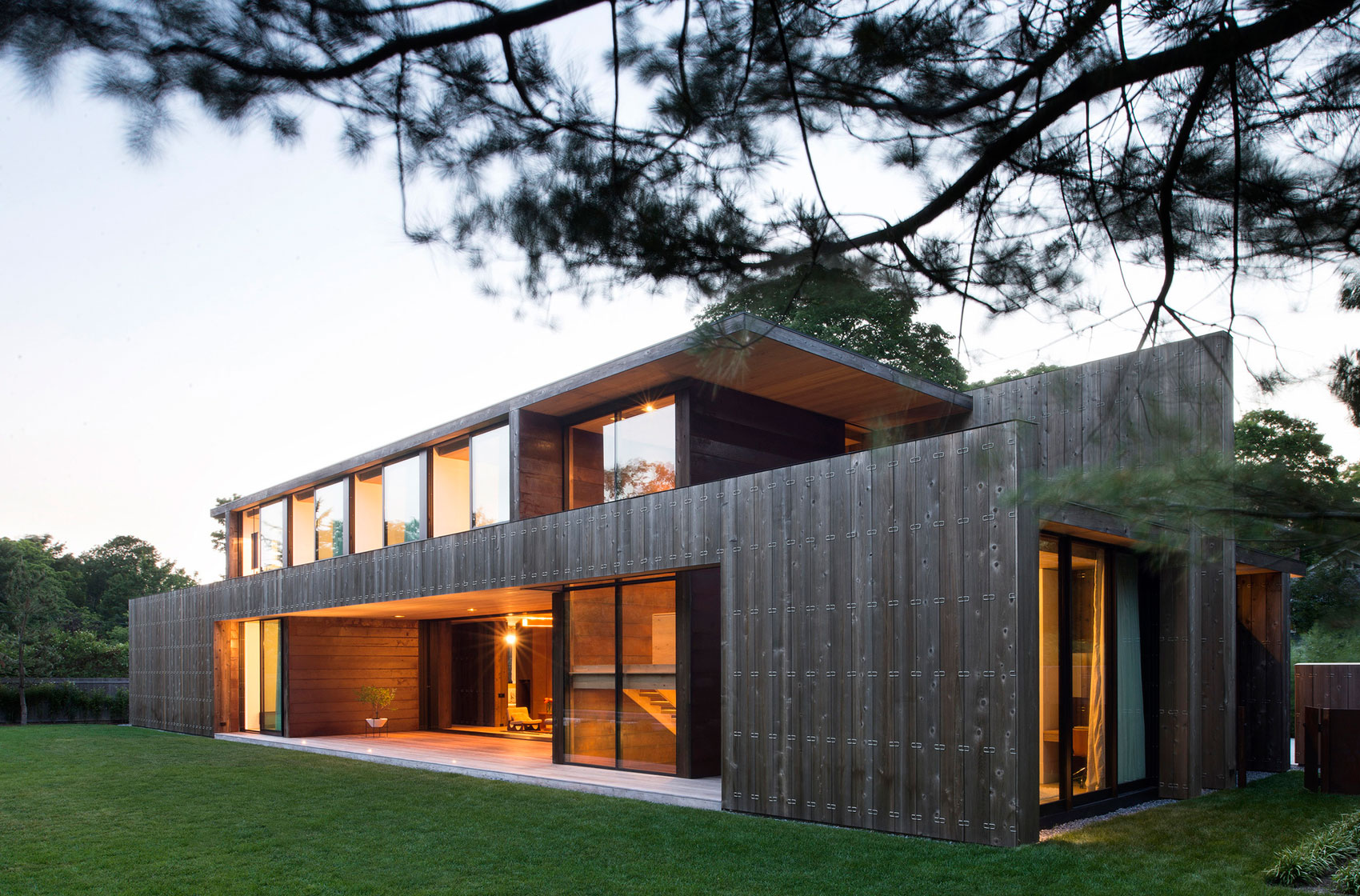 A Smart and Stylish Family Home with Series of Parallel Walls in Amagansett by Bates Masi Architects (12)