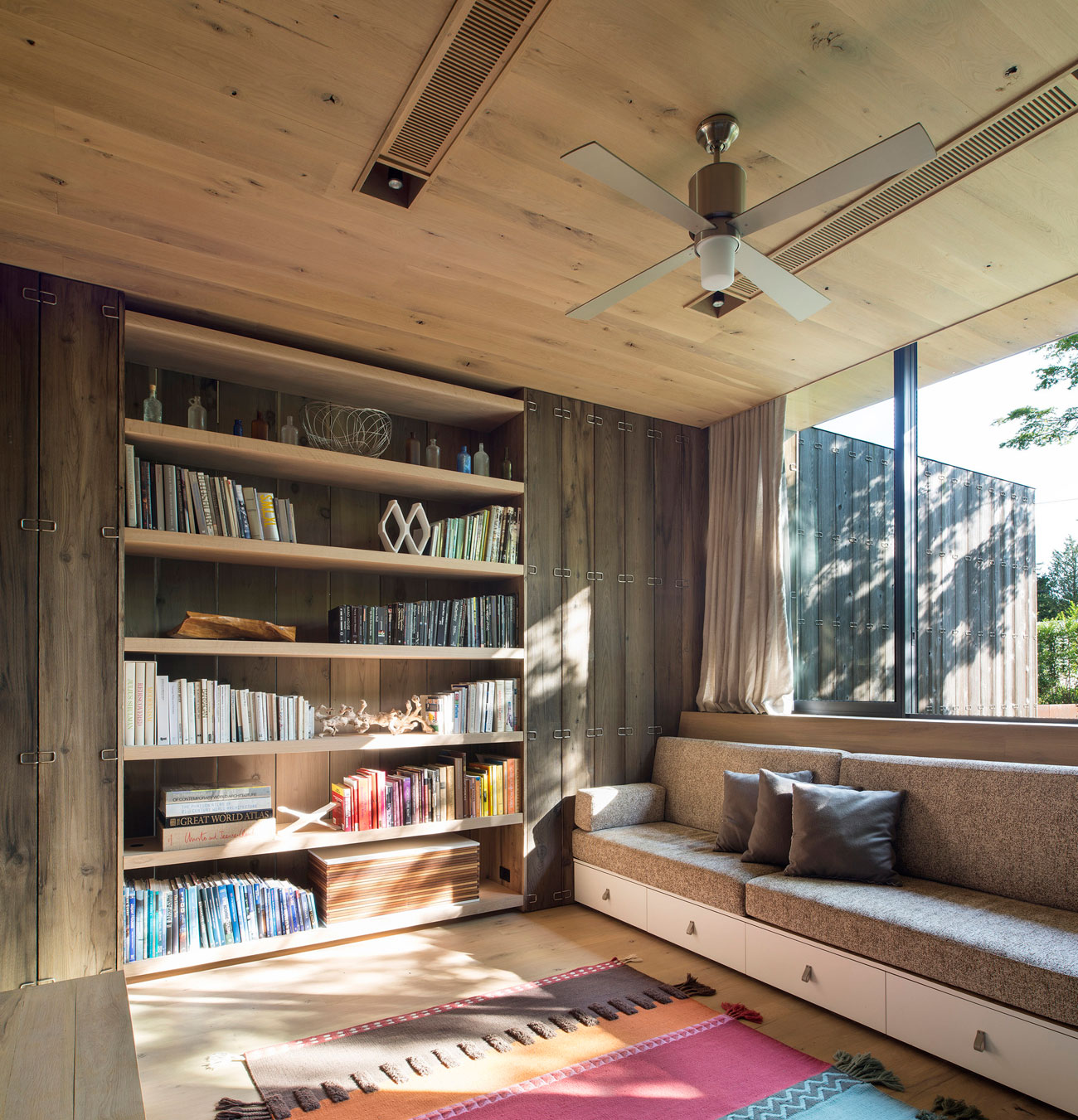 A Smart and Stylish Family Home with Series of Parallel Walls in Amagansett by Bates Masi Architects (4)