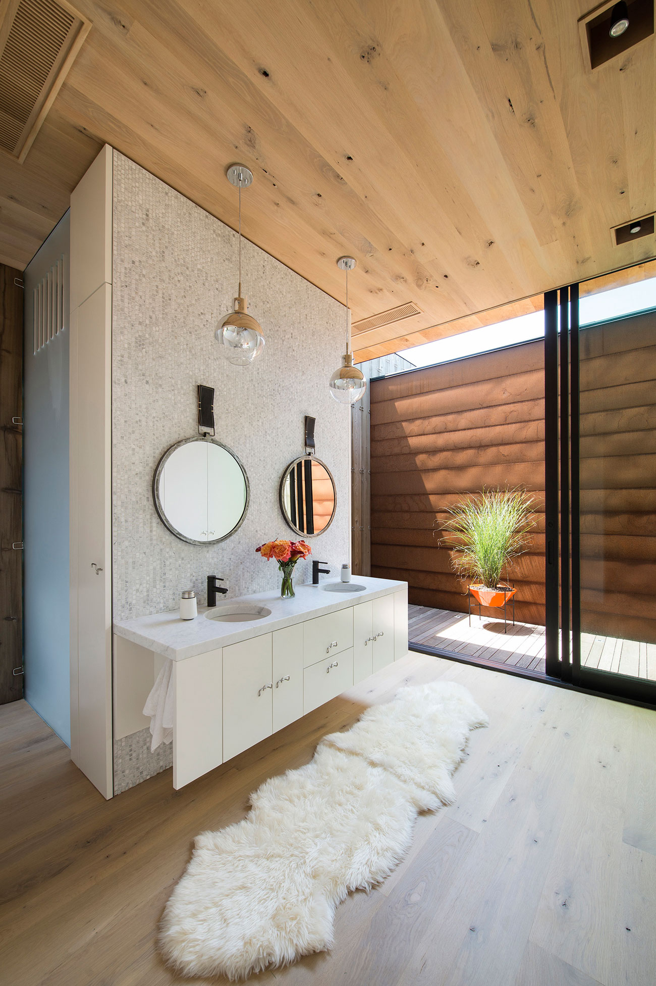 A Smart and Stylish Family Home with Series of Parallel Walls in Amagansett by Bates Masi Architects (7)